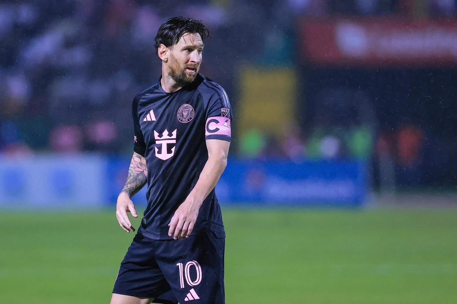 Arbitre qui a demandé à Lionel Messi Jersey après le match discipliné par CONCACAF
