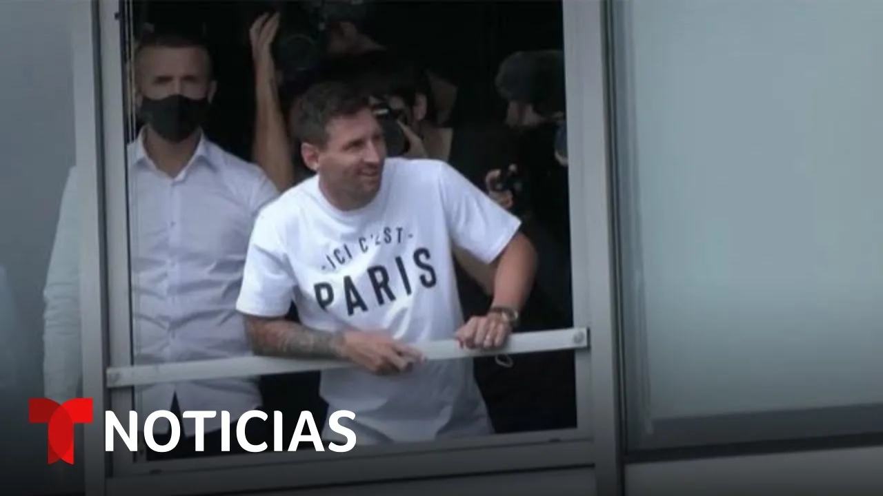 Fans esperan a Leo Messi en el aeropuerto Le Bourget en
