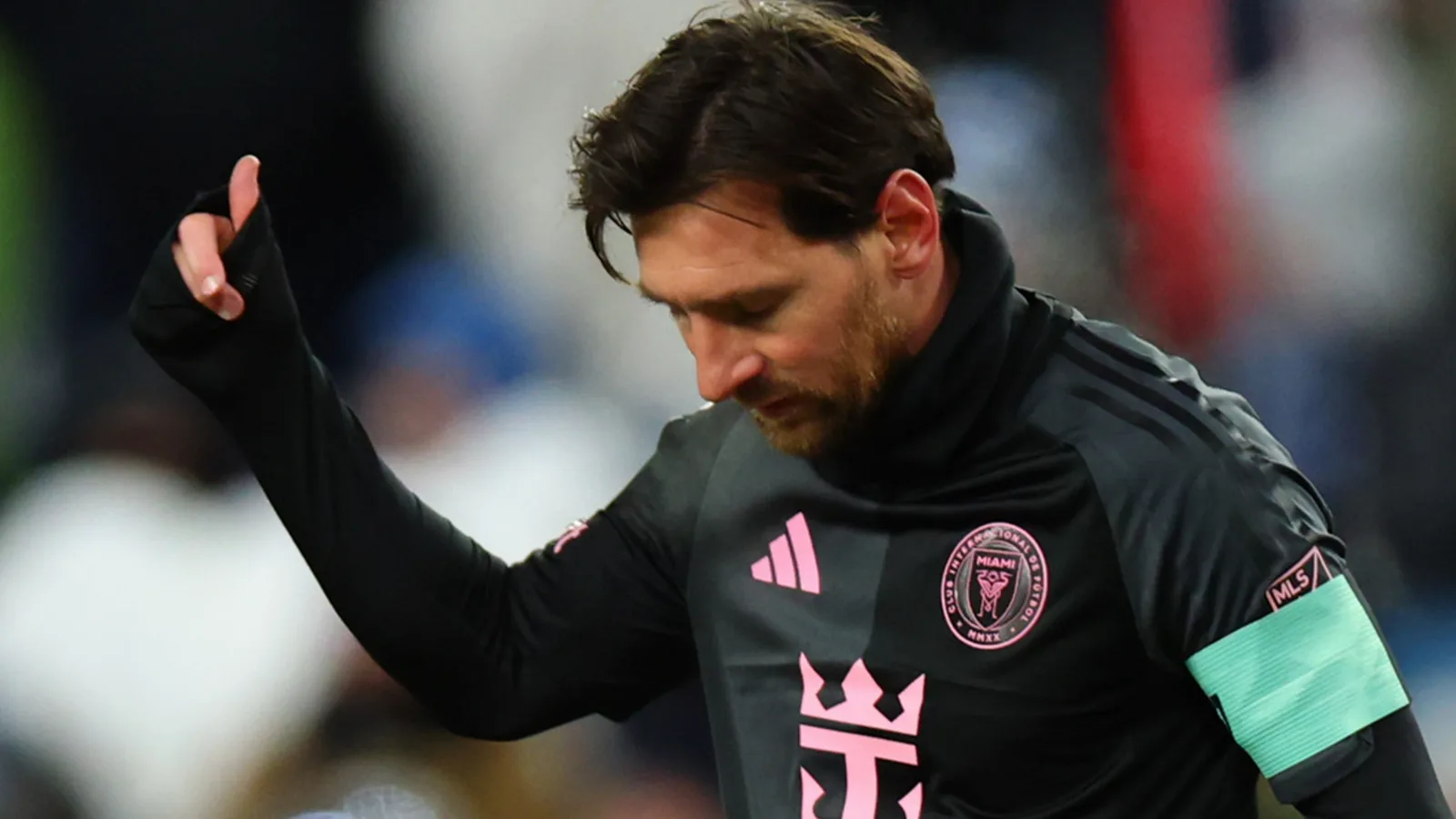 Révélé: L’arbitre a battu les stars de la MLS à la demande de chemise Lionel Messi – avec un atterrissage officiel du match Memento après avoir bravé les températures de congélation -22c à Kansas City