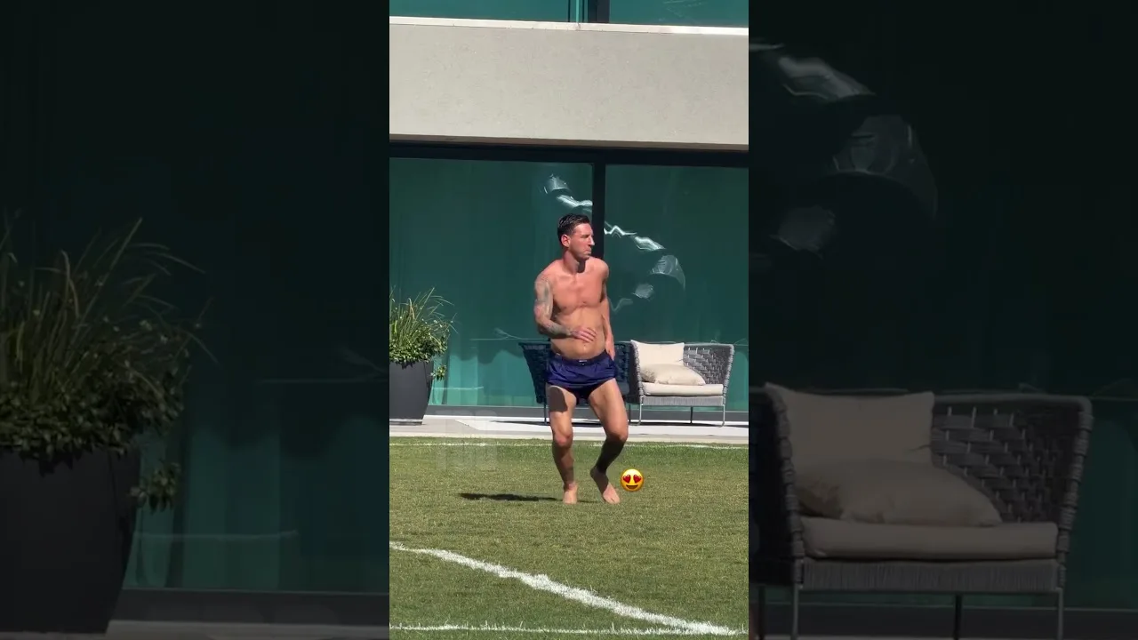 Leo Messi jugando al futbol en el patio de su casa