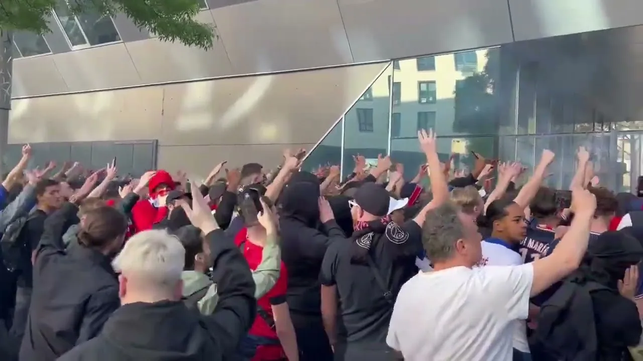 ¡Hinchas del PSG insultan a Leo Messi!