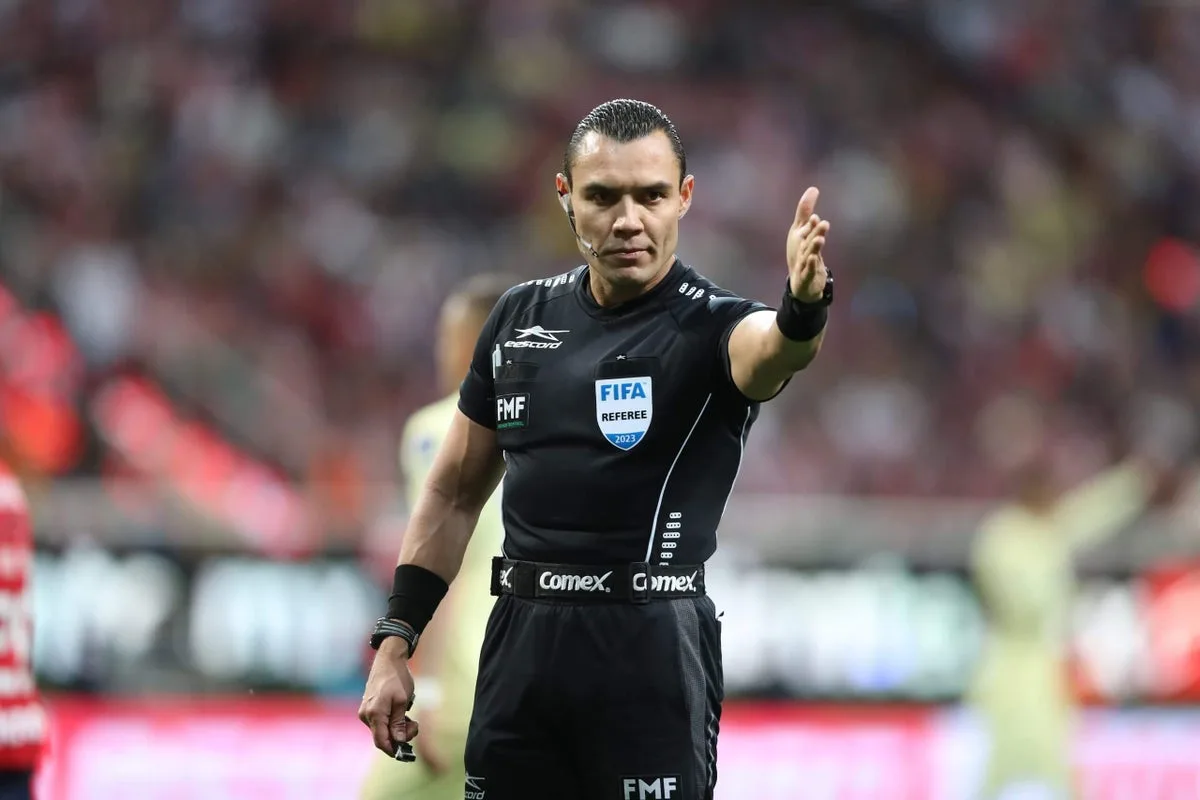 Arbitre des disciplines de la CONCACAF qui a demandé à Lionel Messi son maillot après le match