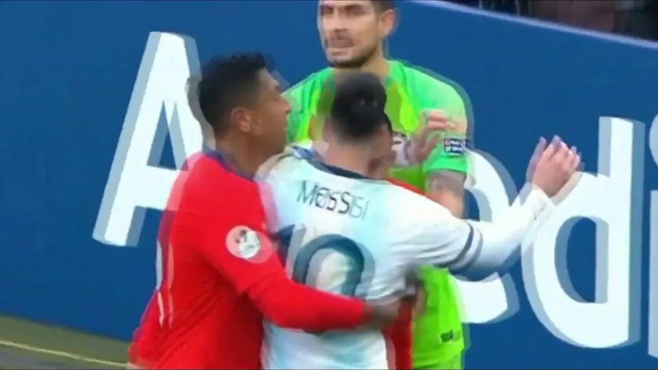 Pelea  Lionel Messi vs Gary Medel Expulsados!
