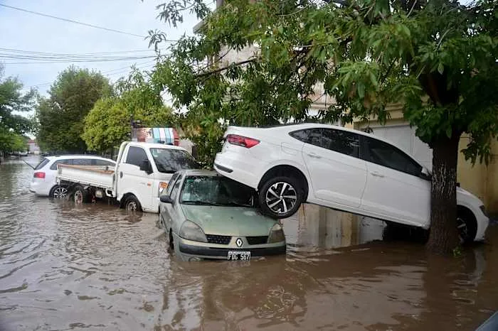 Le pape François et Lionel Messi expriment leur regret pour les victimes de la tempête dans la ville argentine