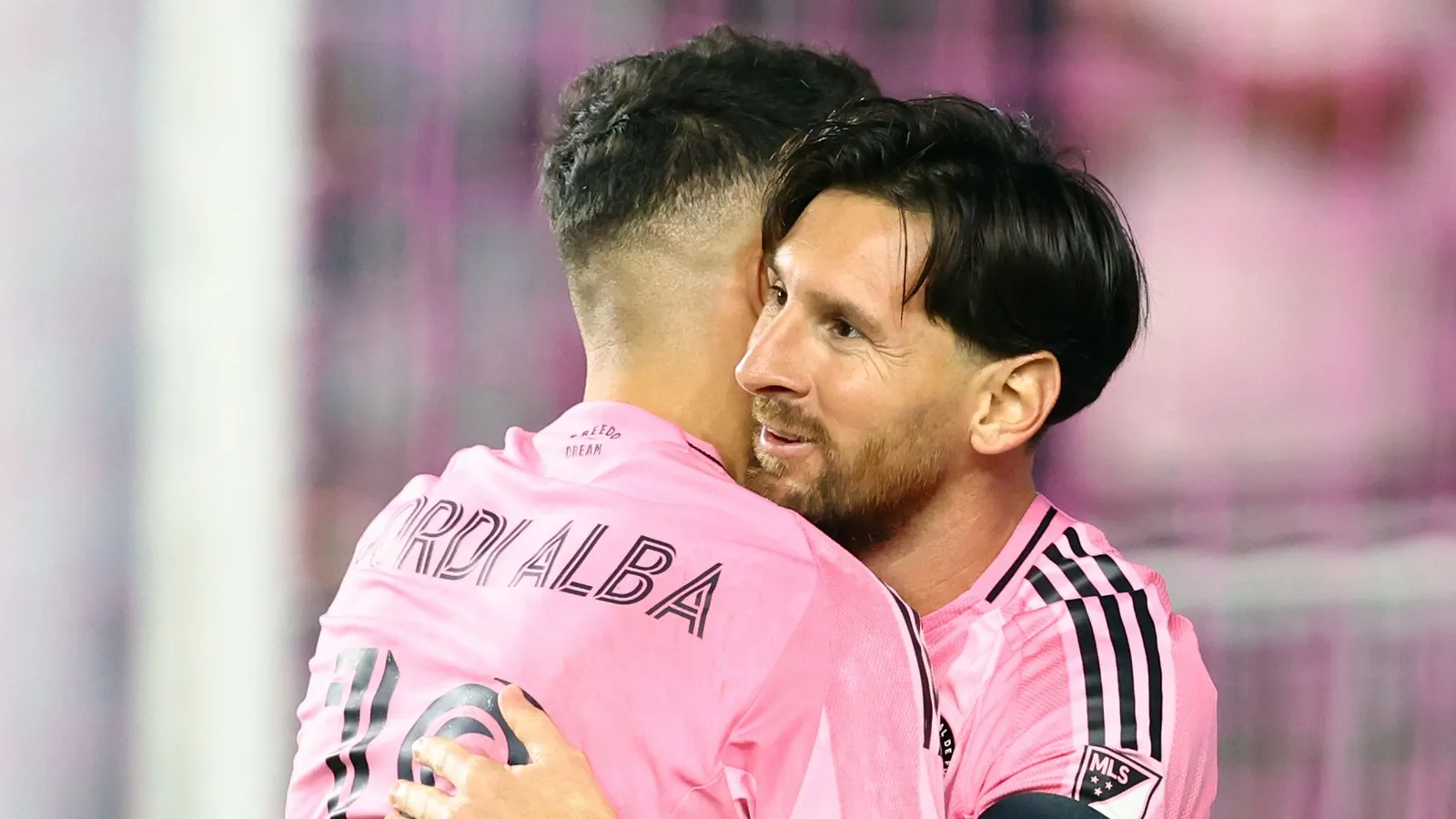 Lionel Messi enregistre deux passes décisives alors que 10 hommes Inter Miami vole le point tardif contre le NYCFC en 2025 MLS.