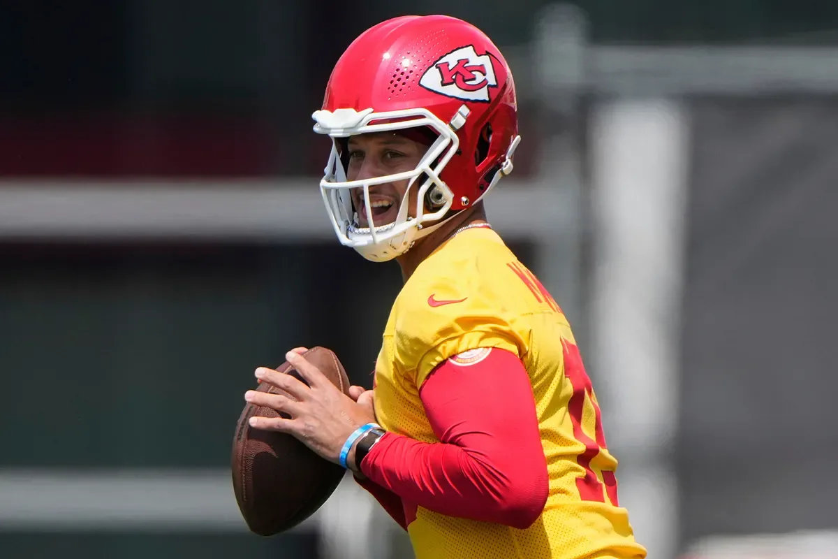 Patrick Mahomes imite Leo Messi avec un toucher impossible alors que les chefs l’encouragent à jouer lors de la prochaine Coupe du monde