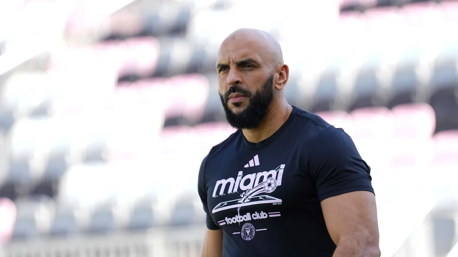 REGARDER: Lionel Messi Bodyguard Yassine Cheuko étourdit les fans avec tacle de diapositive sur la légende de la NBA Steve Nash