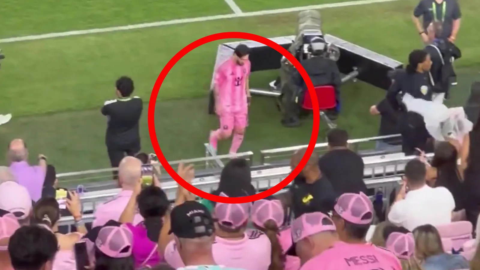 Lionel Messi fait irruption dans le tunnel alors que les coéquipiers d’Inter Miami célèbrent sur le terrain après avoir cassé la séquence de défaites