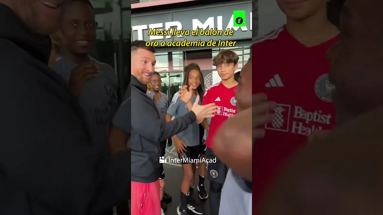 LIONEL MESSI mustra el BALÓN DE ORO a chicos de la academia