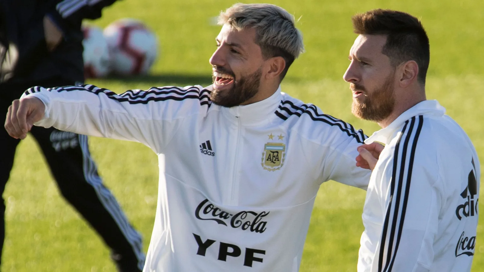 Inter Miami, le capitaine Lionel Messi, réagit alors que la vidéo montre Sergio Aguero semblant penser sérieusement à la retraite de choc pour la retraite pour la Coupe du Monde Club