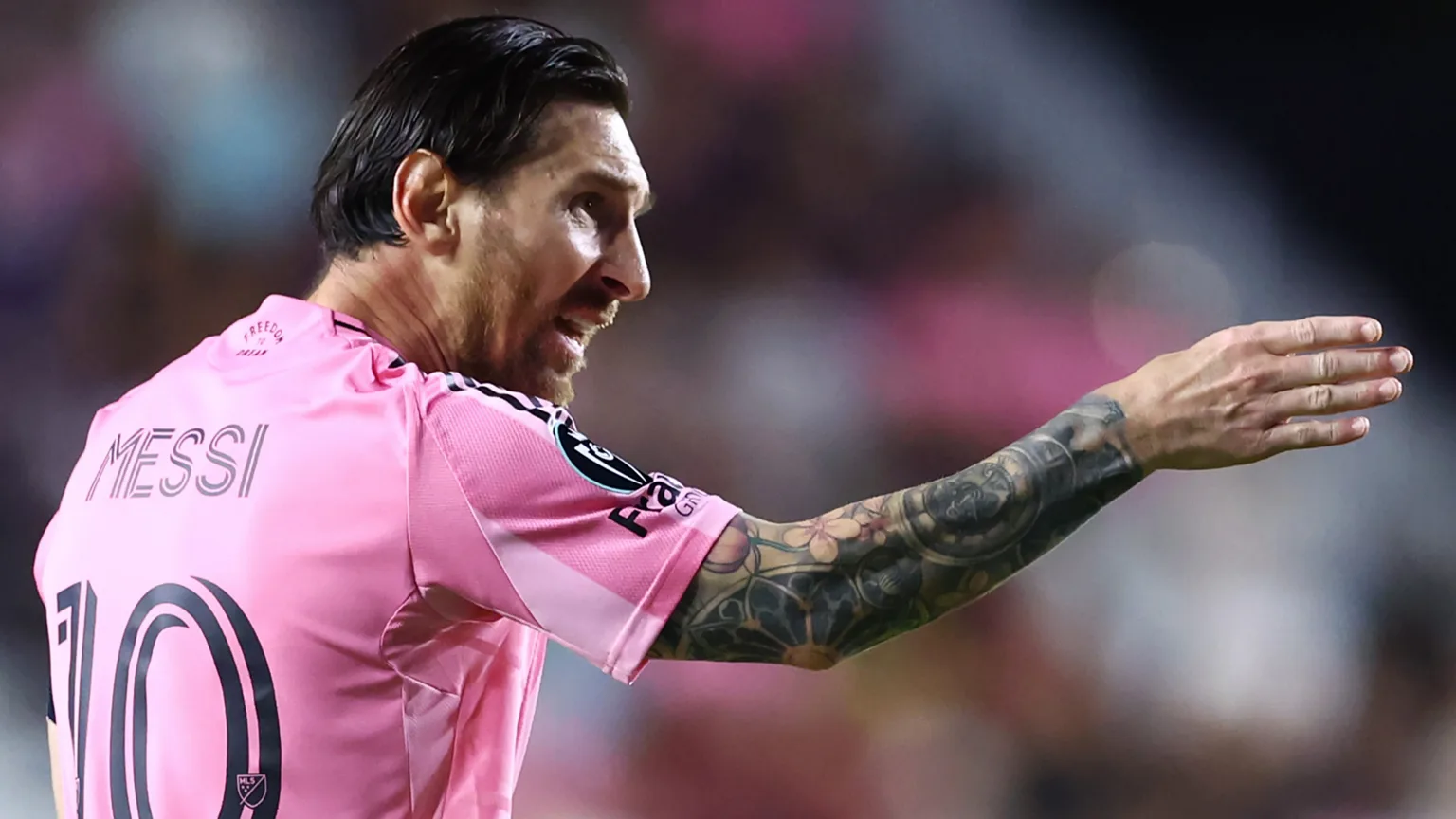 Le «plus grand» showman! Lionel Messi ‘fera l’impossible’ à la poursuite de plus de trophées alors que le patron de l’Inter Miami Javier Mascherano loue une chèvre argentine