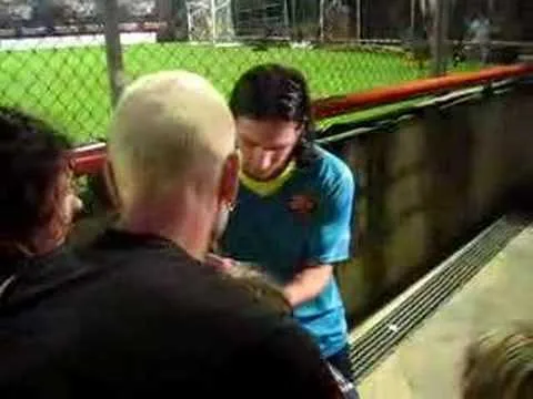 Lionel Messi – Signing autographs