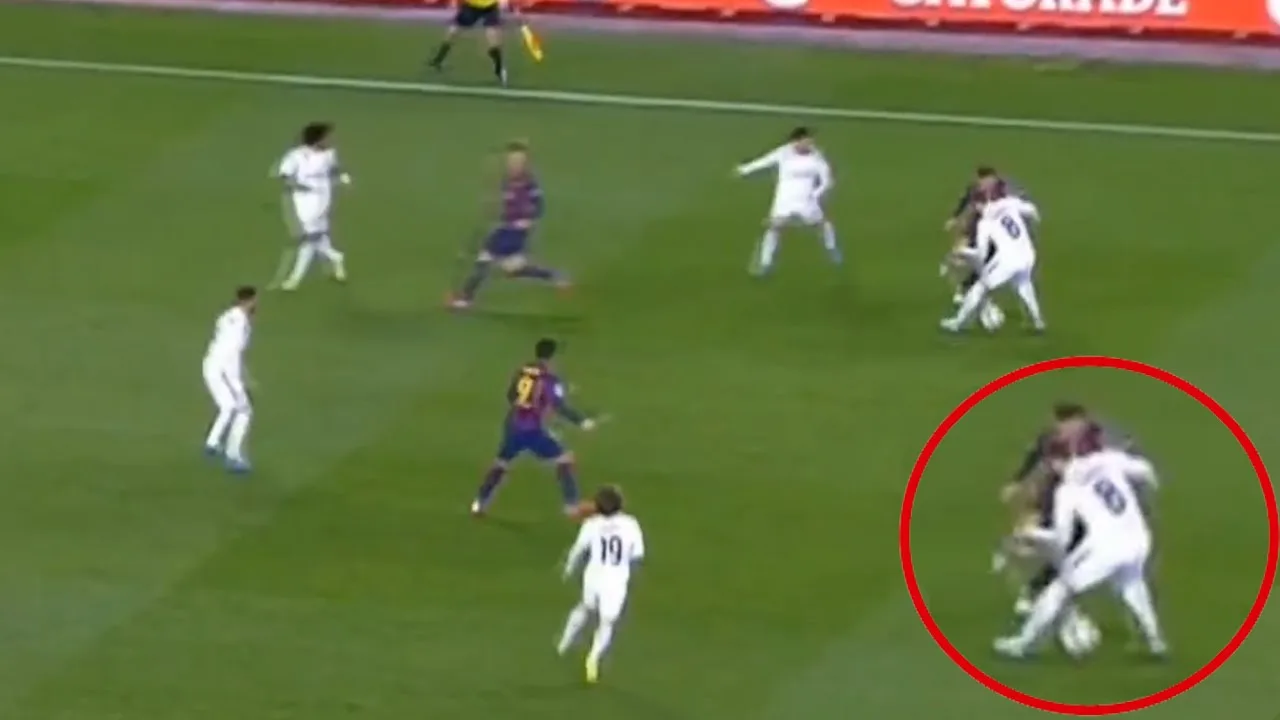 Lionel Messi Amazing Nutmeg on Toni Kroos | Barcelona vs
