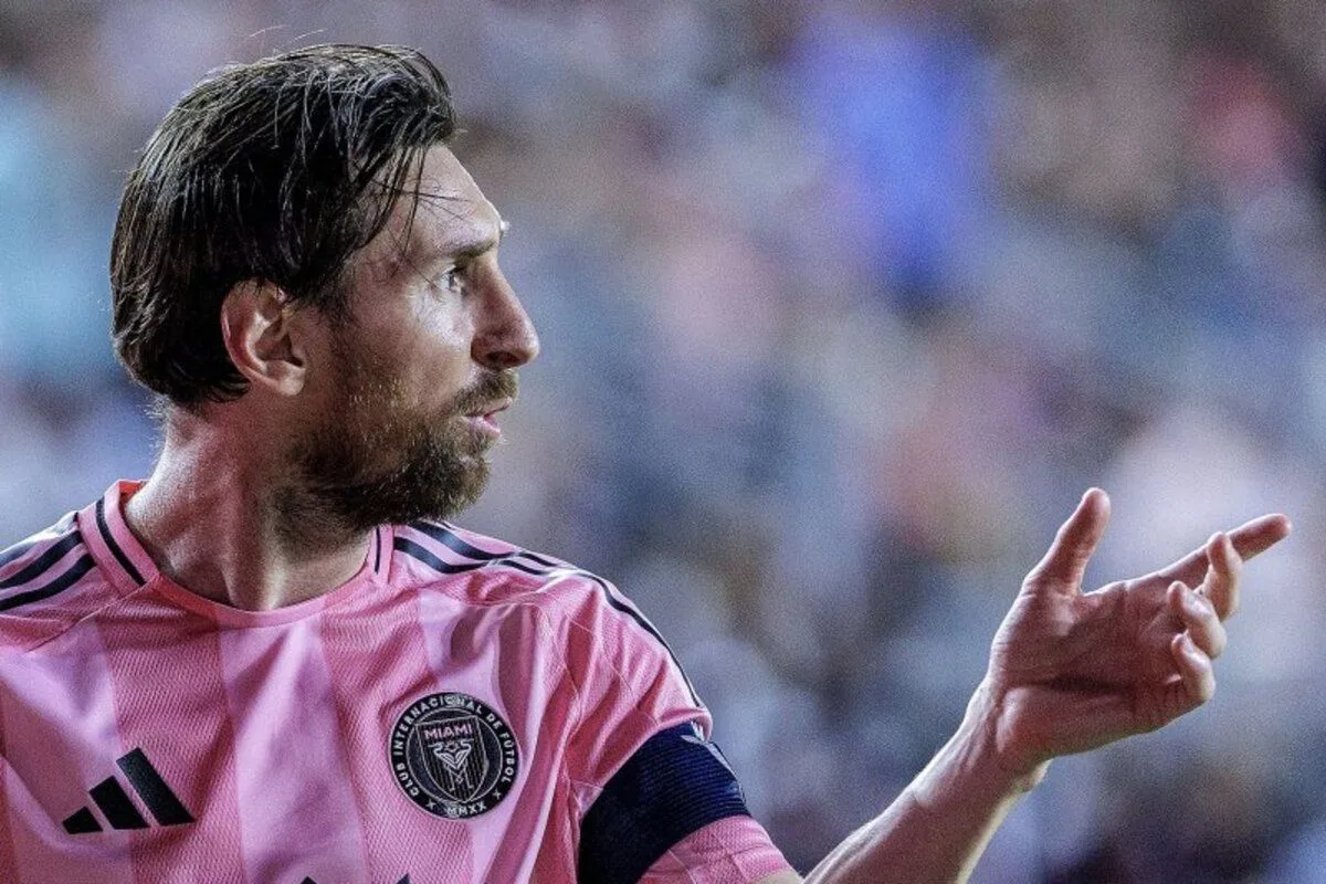 Lionel Messi regarde les matchs des poteaux. Un ami l’a révélé