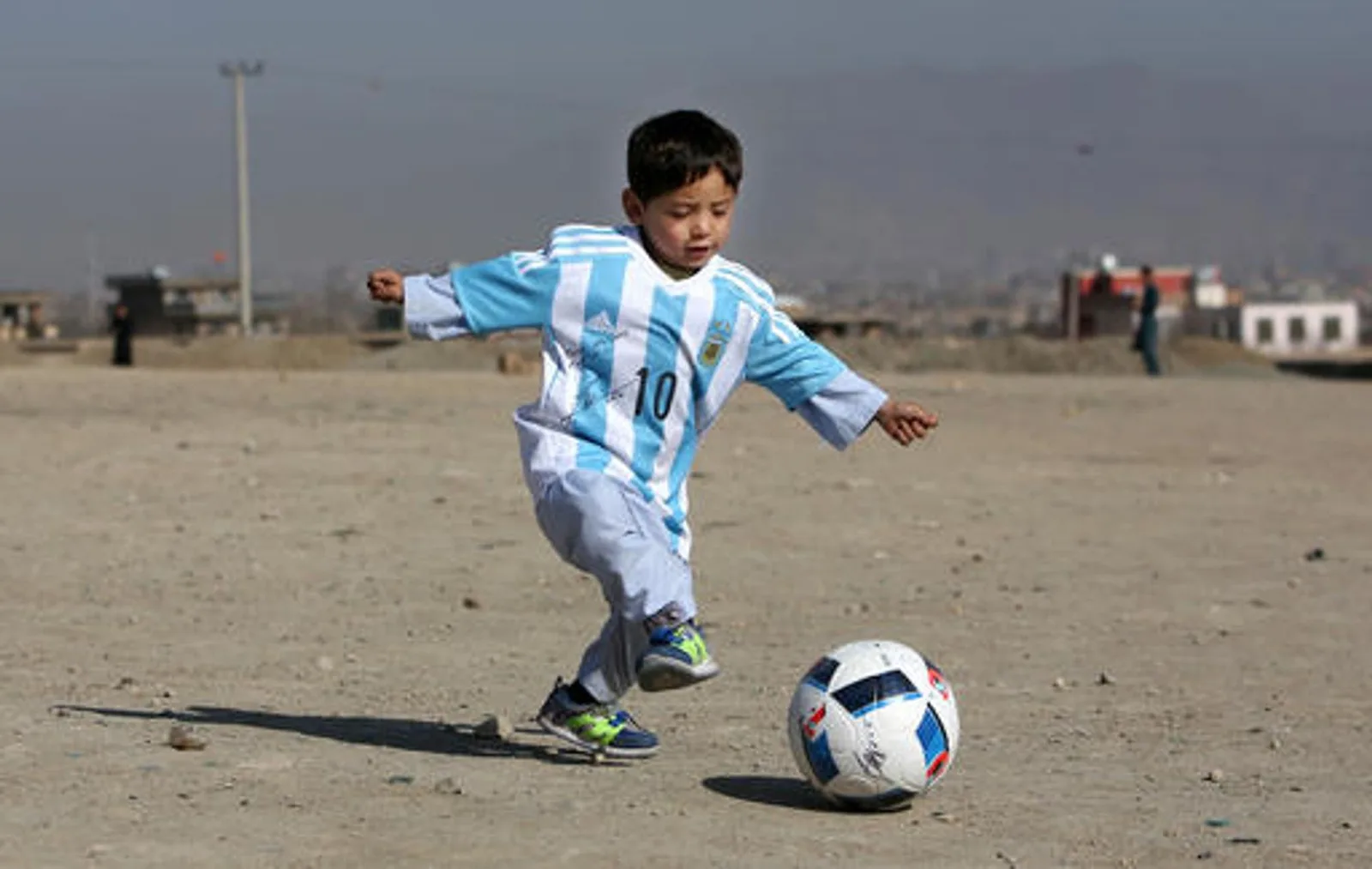 Afghan Boy peut enfin rencontrer Lionel Messi