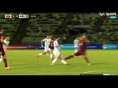 fuerte patada de martinez a Lionel Messi 😱