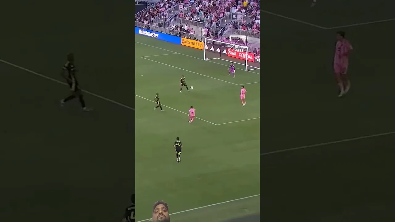 Lionel Messi gardien de but embarrassé avec une puce 🍟 #football #soccer #shorts
