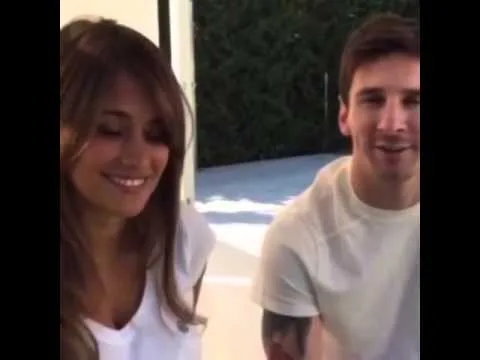 Antonela y Leo Messi  en Como anillo al dedo
