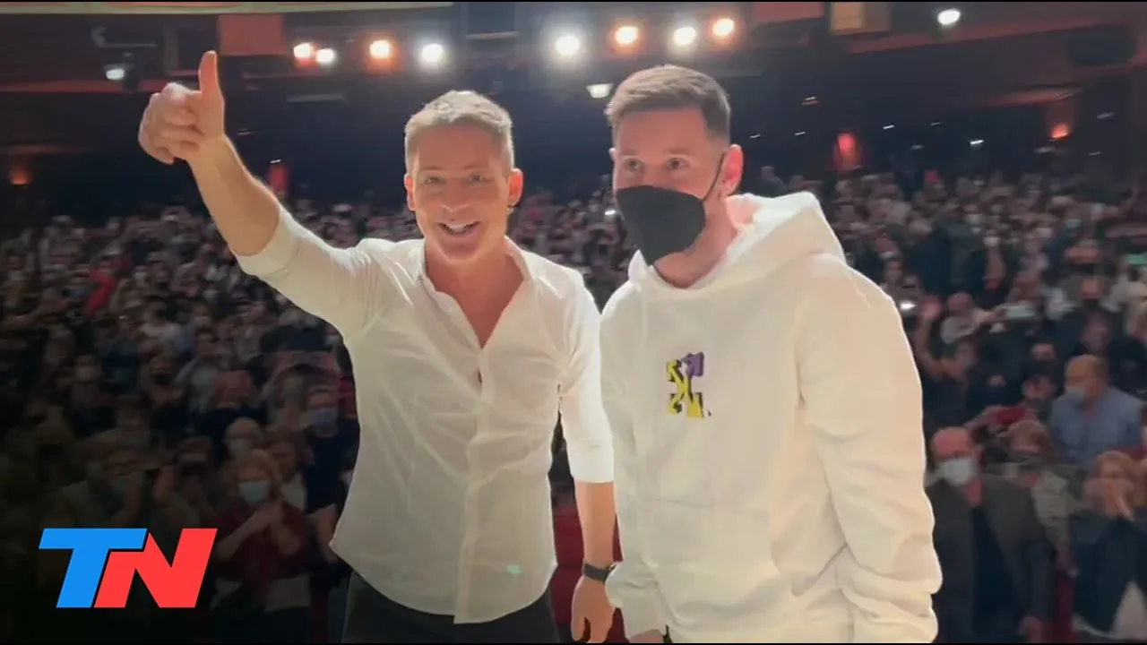 Lionel Messi fue a ver a Adrian Suar al teatro, se subió al