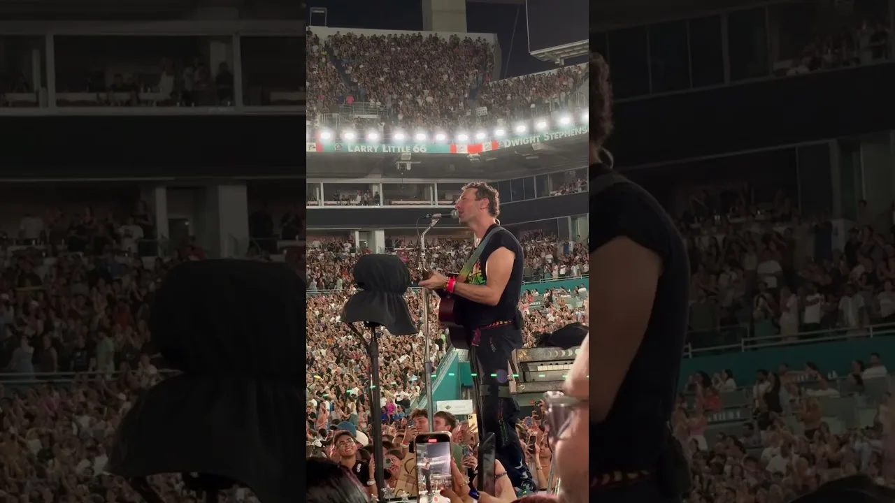 Lionel Messi showing up @coldplay fan cam #chrismartin #concert #kisscam #soccer #messi #coldplay