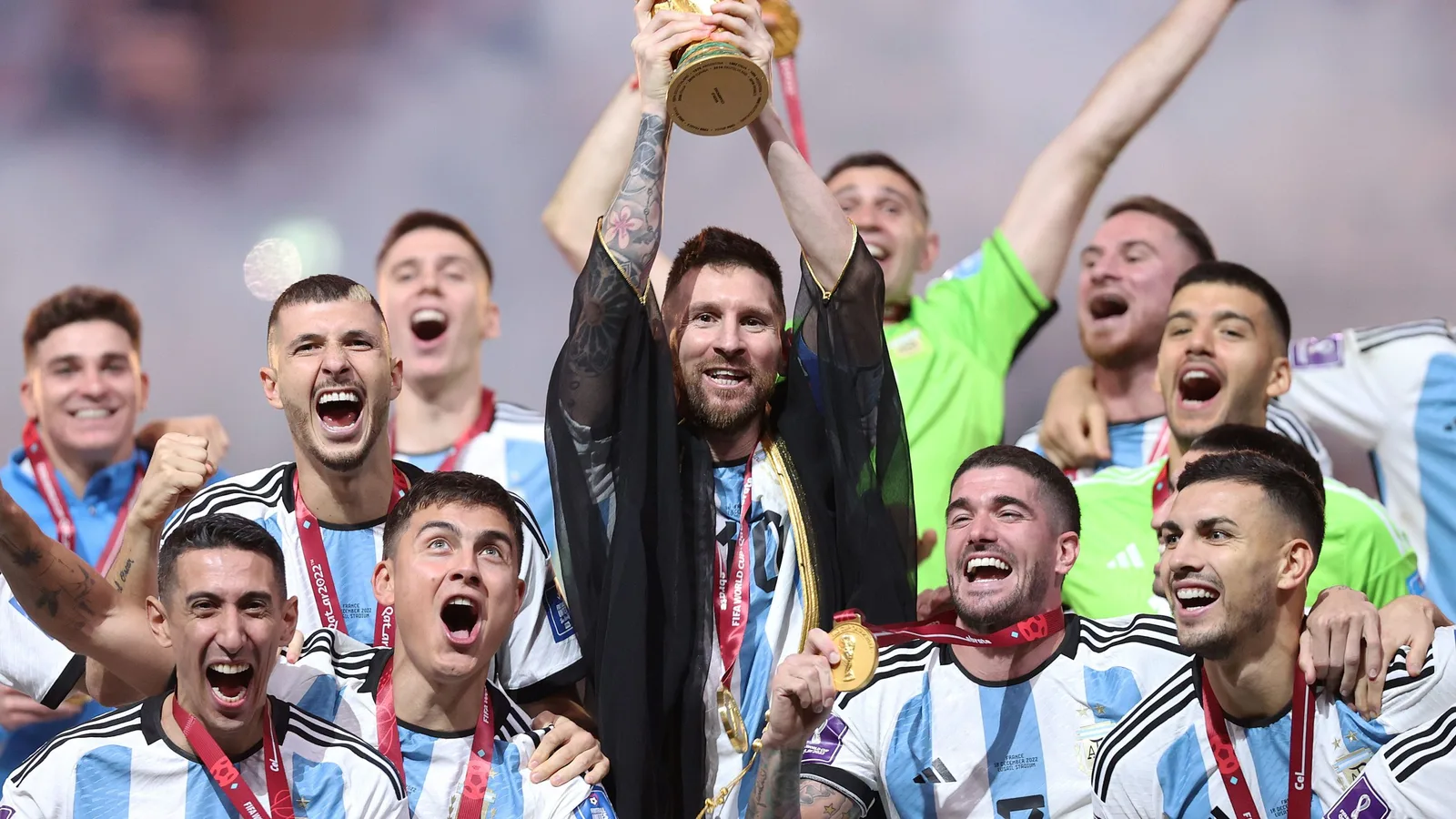 La légende argentine Lionel Messi partage un moment émotionnel avec le trophée Jules Rimet et rencontre la superstar de la NFL Patrick Mahomes