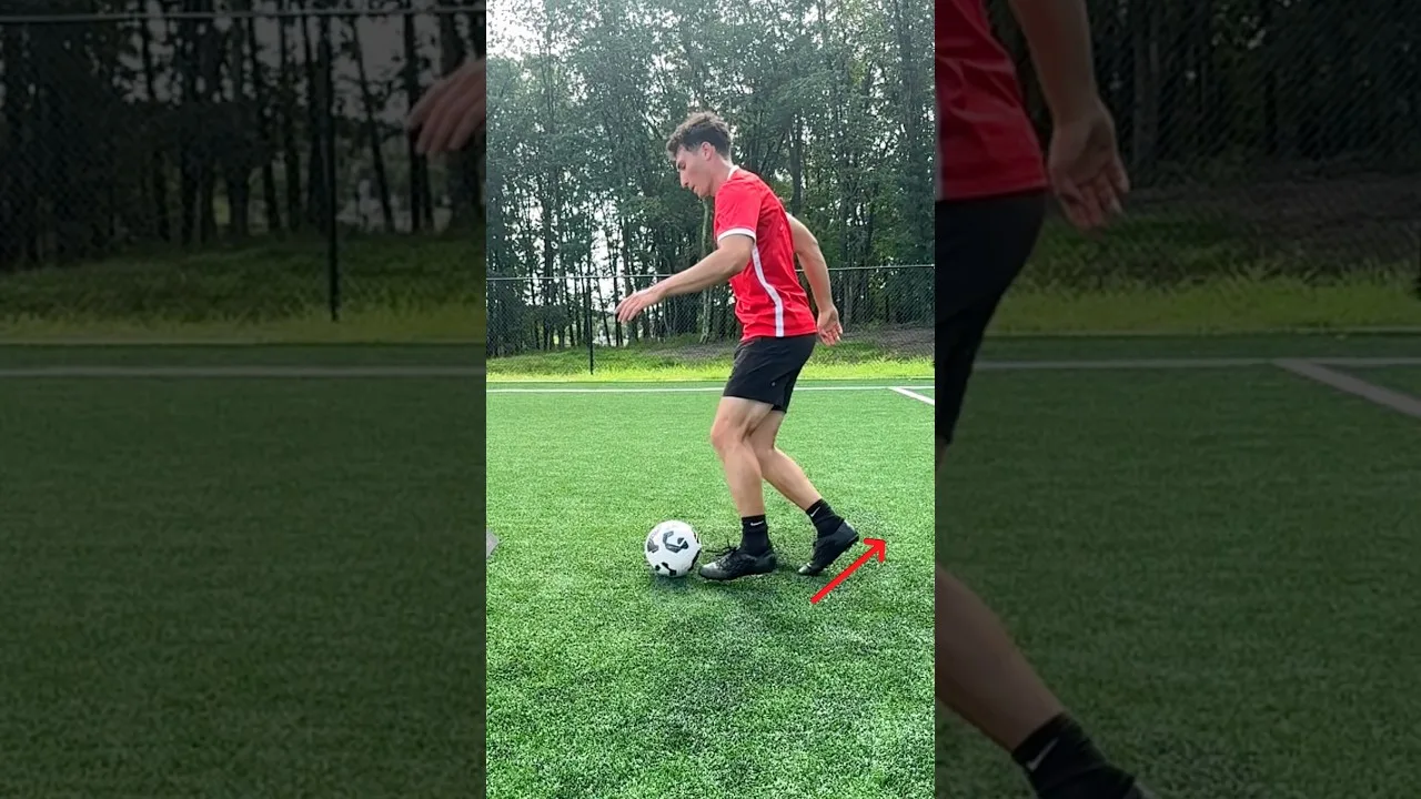 Why this roll touch skill move by Lionel Messi is so effective 🧠👟 #soccer #football #messi