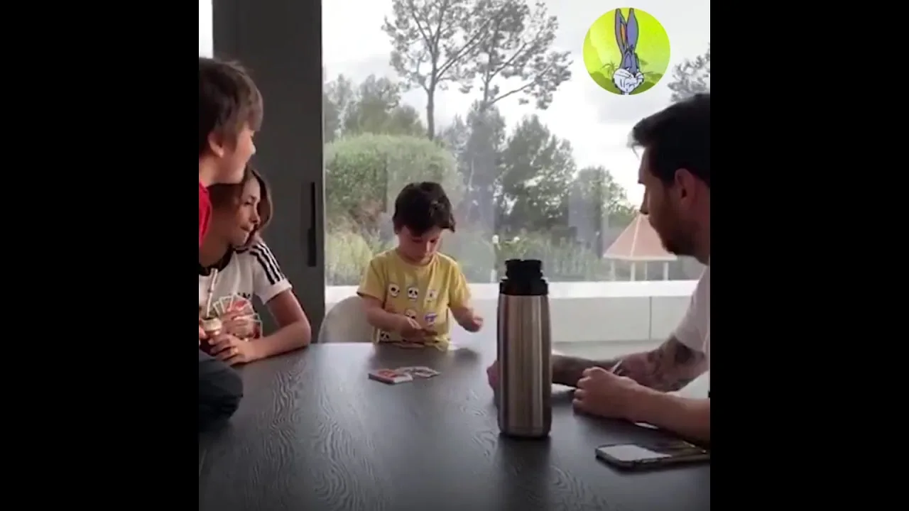 Lionel Messi le enseña a jugar al uno a mateo.