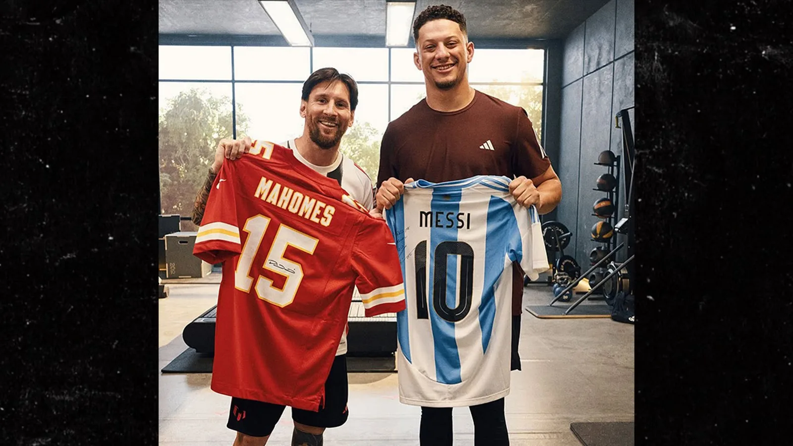 Patrick Mahomes, Lionel Messi échange des maillots autographiés après un tournage commercial