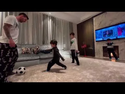 Leo Messi jugando al futbol con sus hijos en su casa