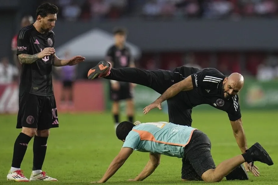 Logan Paul a mis au défi de se battre par le garde du corps de Lionel Messi
