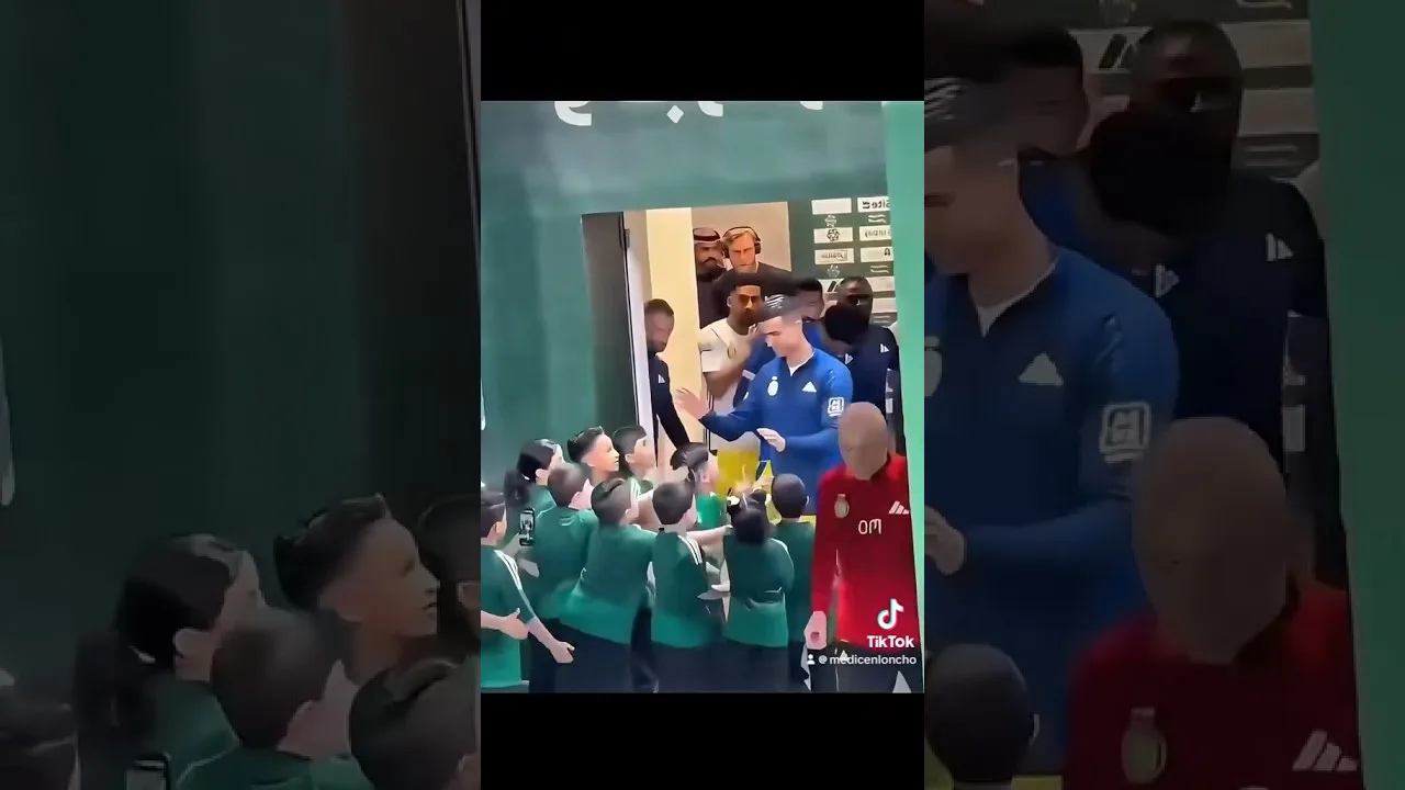 Même moment, attitude différente : Lionel Messi contre Cristiano Ronaldo #messi #ronaldo #fyp