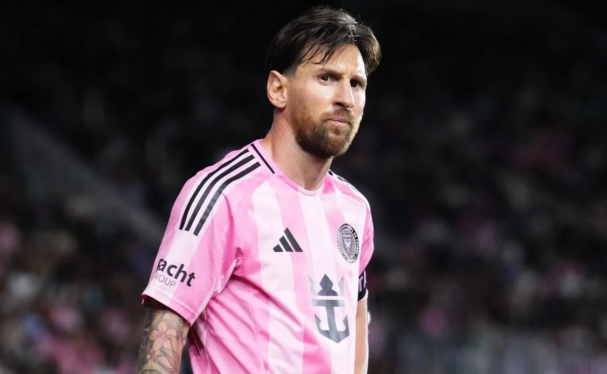 Lionel Messi’s Explosive Night in MLS Début: confronte l’arbitre et attrape l’assistant du NYC FC par le cou