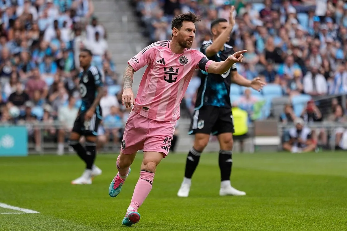 Leo Messi déchaîne la folie parmi les fans quand il regarde le balcon de son hôtel en Californie