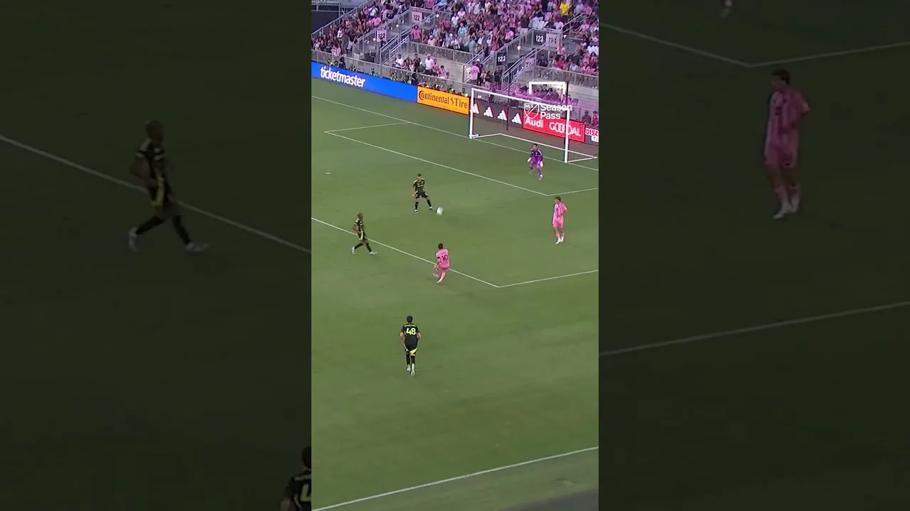 Lionel Messi gardien de but embarrassé avec une puce 🍟 #football #soccer #shorts