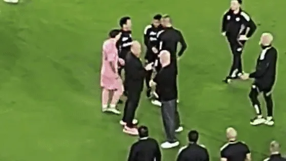 Moment Lionel Messi attrape en arrière du cou de l’entraîneur adjoint