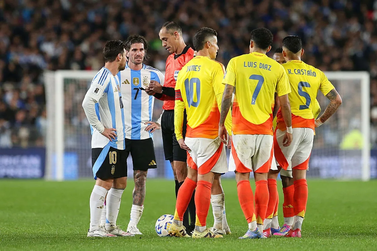 Lionel Messi affronte James Rodriguez en échange de temps pendant l’Argentine contre la Colombie