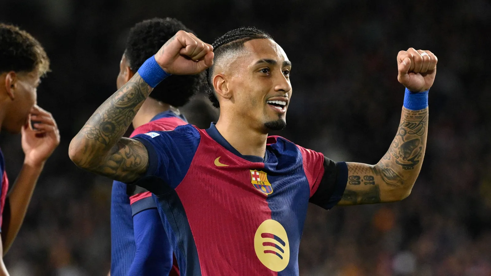 Raphinha se rapproche du record remarquable de Lionel Messi avec la démolition de Benfica dans le triomphe de la Ligue des champions de Barcelone au 16 dernier