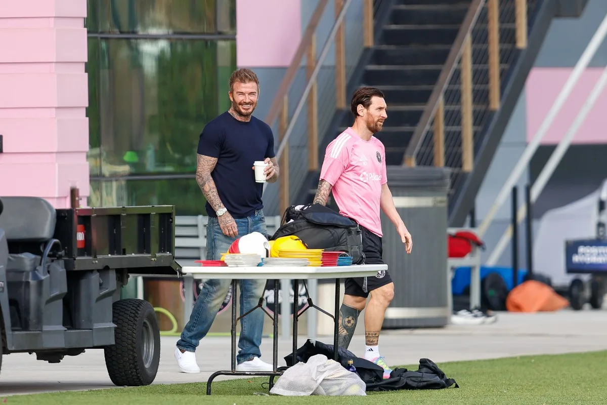 David Beckham, l’un des propriétaires d’Inter Miami, apparaît avec Lionel Messi en formation