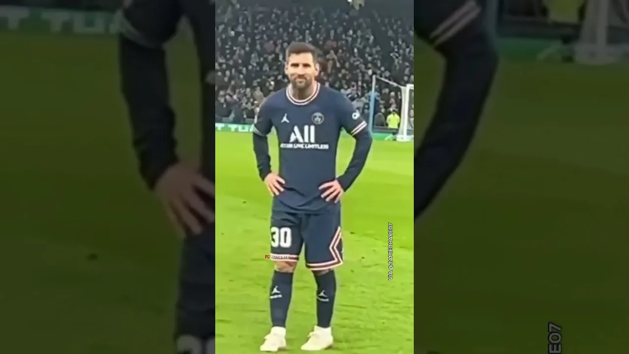 The moment Messi waves at the fans 😱🐐 #messi #psg #leomessi