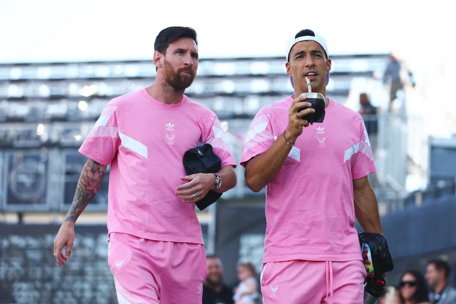 Lionel Messi et Luis Suarez sont associés pour former une équipe de football en Uruguay