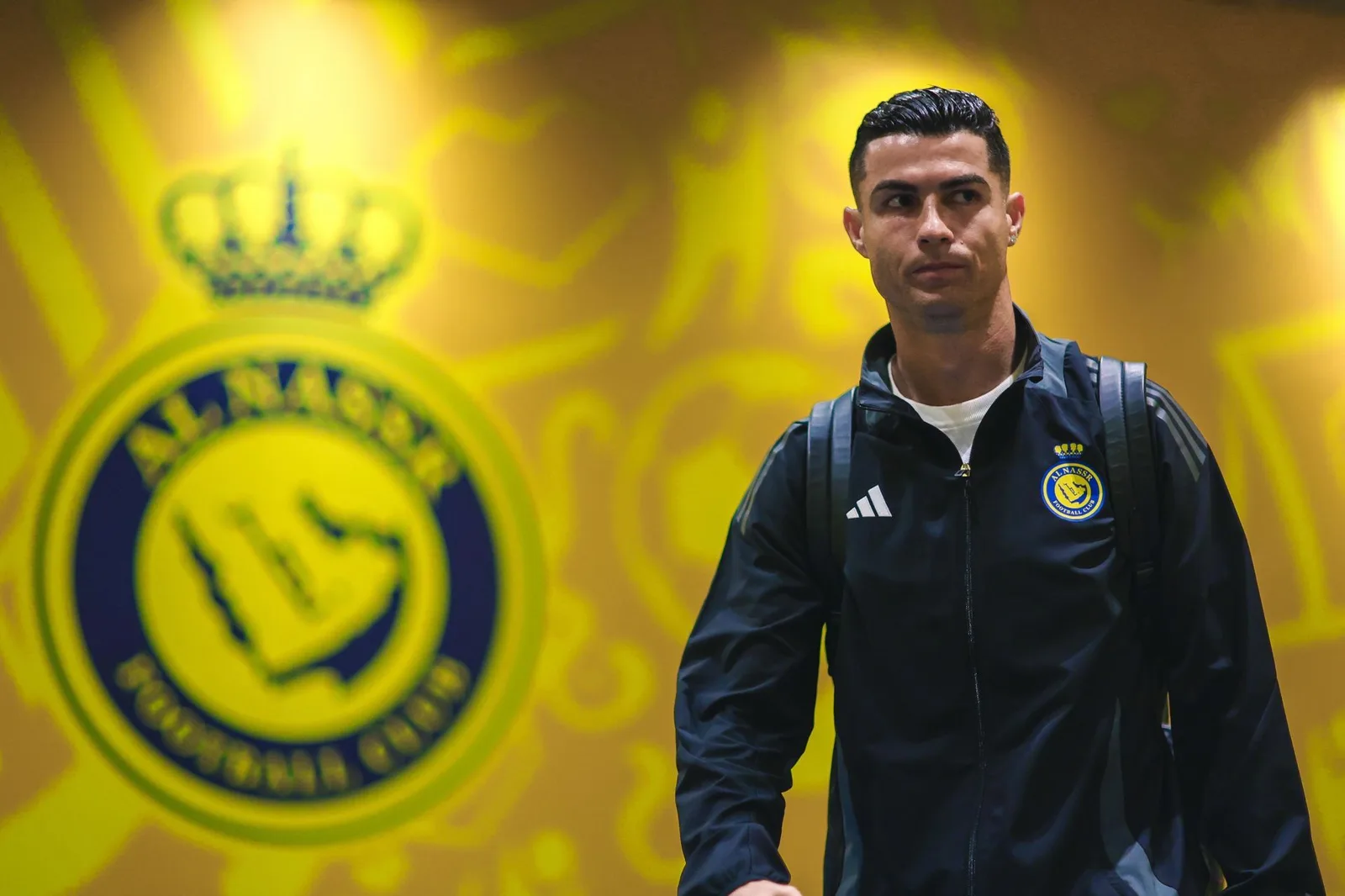 Cristiano Ronaldo répond avec un geste alors que les fans d’Al-Raed chantent le nom de Lionel Messi dans Al-Nassr Spl Clash