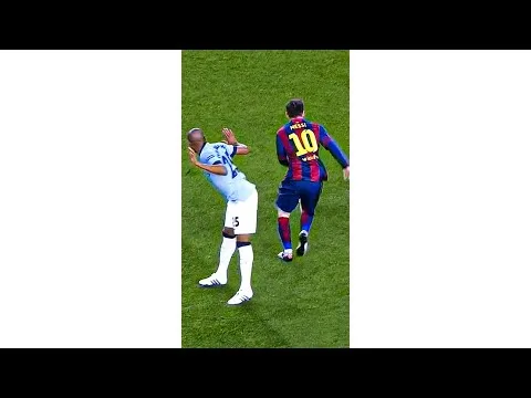 Lionel Messi Making Fernandinho look STUPID 🤣