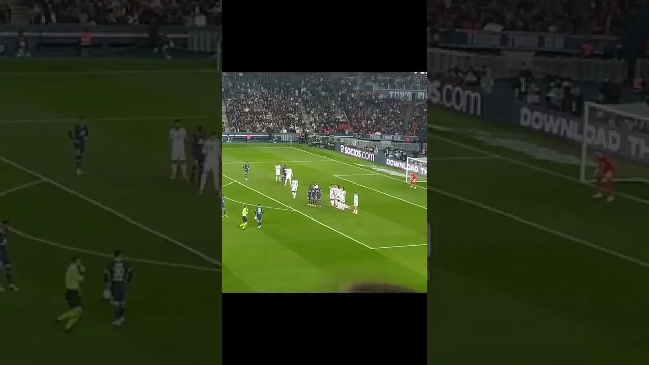 LE COUP FRANC DE LEO MESSI QUI PASSE LARGEMENT AU DESSUS DES