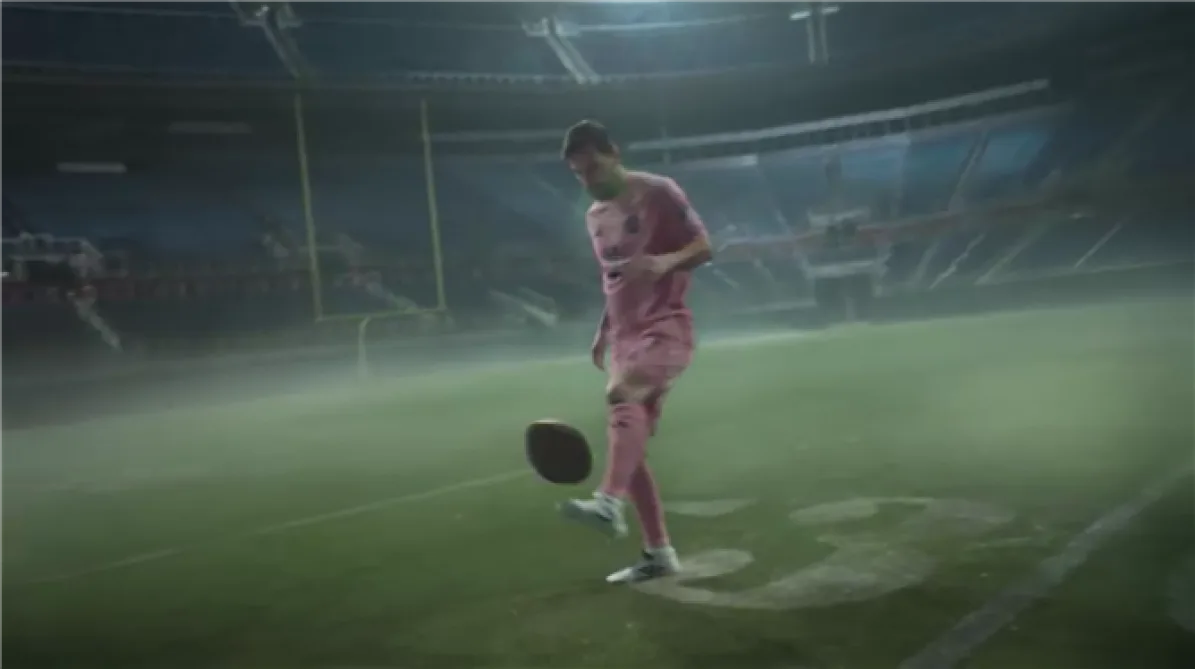 Lionel Messi aussi doué avec un ballon de football américain