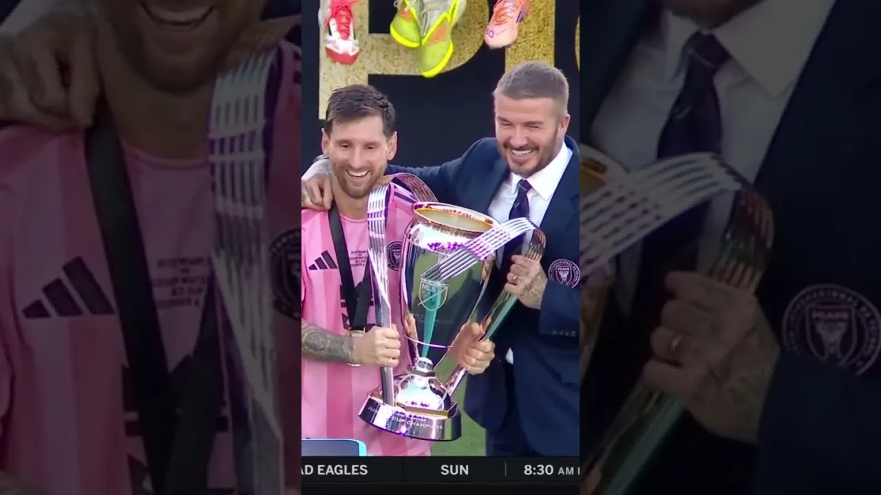 MOMENT HISTORIQUE. 🏆🙌 Lionel Messi sourit avec la coupe avec David Beckham. #MLSenFOX