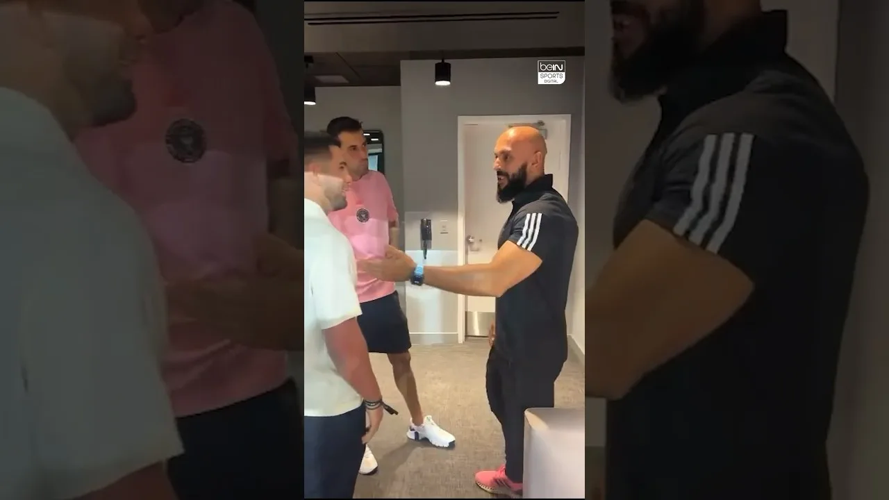 👀 Quand deux titans s’affrontent 😅 Ilia Tipouria rencontre un grand fan Yassine Cheuko 🤝 Le garde du corps de Lionel Messi