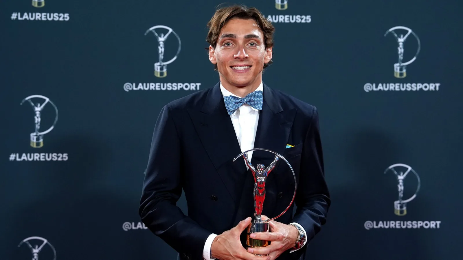 Mondo Duplantis fait l’histoire avant de nommer Usain Bolt et Lionel Messi alors qu’il remporte le prestigieux prix