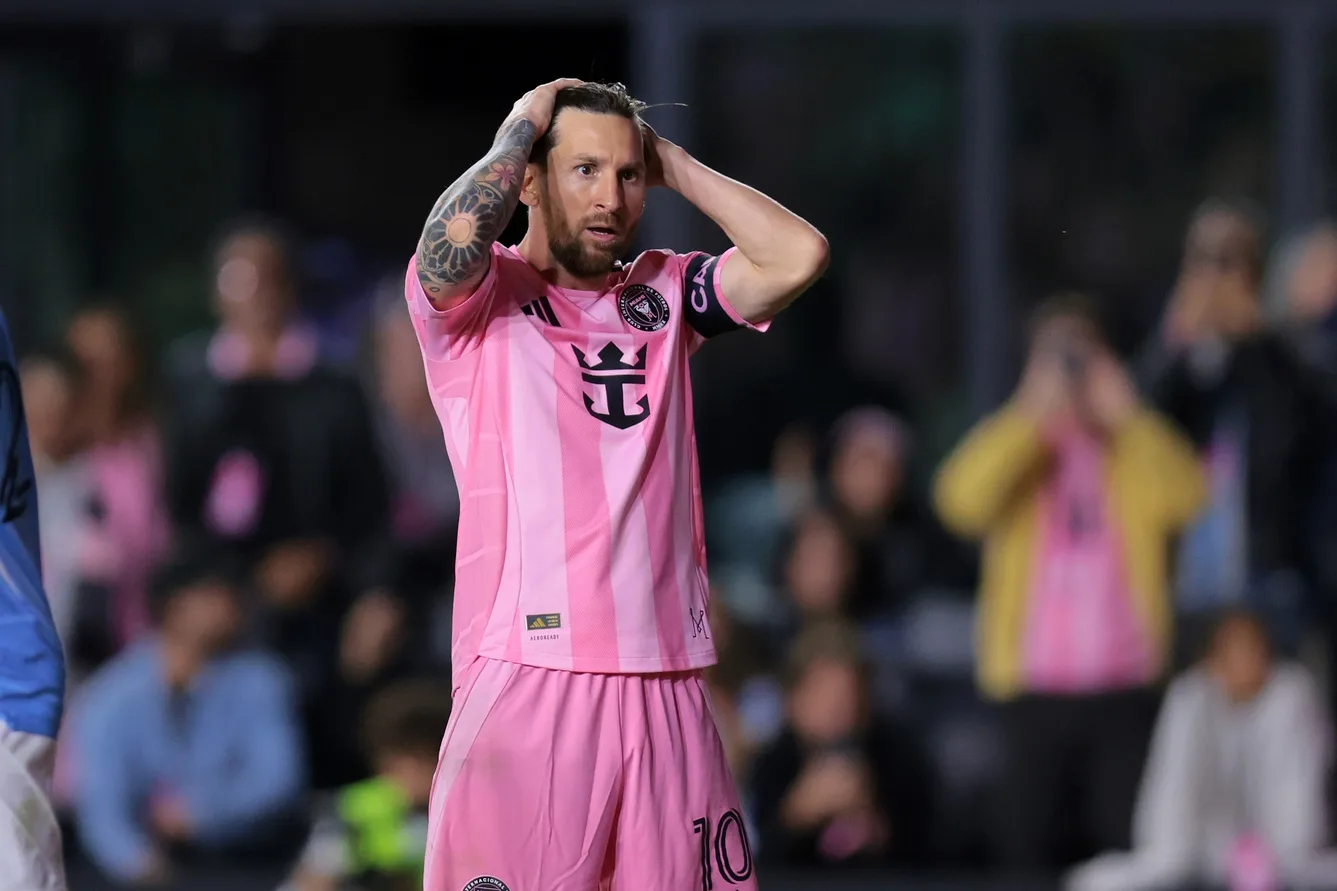 Angry Lionel Messi se dispute avec l’arbitre sur Tomas Aviles rouge dans Inter Miami vs New York