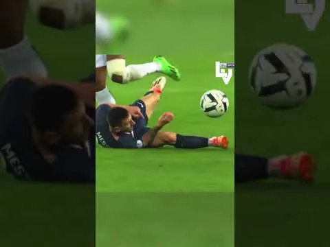 🐐 Lionel Messi Never Gives Up 🙏 Impossible pass #shorts