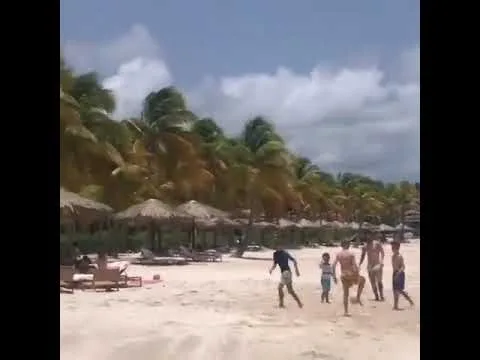 Lionel Messi sorprendió con un picadito en la playa a un